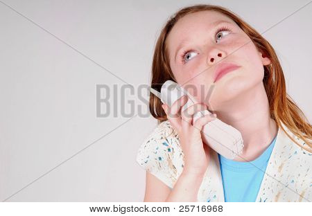 Menina no telefone procurando entediado ou irritado