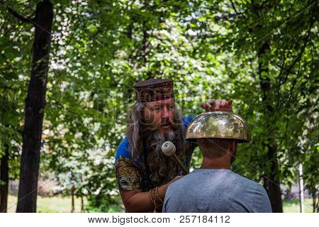 Moscow, Park On Krasnaya Presnya, August 05, 2018: A Man Makes A Massage With A Large Tibetan Singin