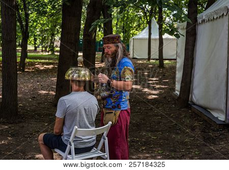 Moscow, Park On Krasnaya Presnya, August 05, 2018: A Man Makes A Massage With A Large Tibetan Singin