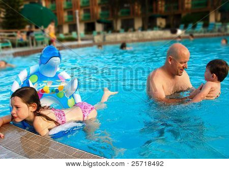 Far har det sjovt med børnene i store swimmingpool