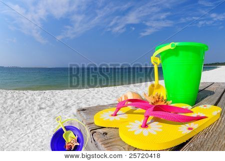 กลุ่ม flipflops และชายหาดสวย โดยคอลเลกชันเปลือกบนชายหาด