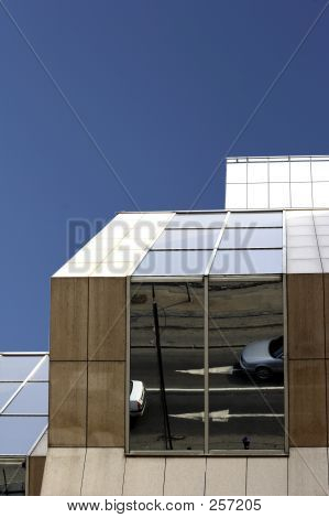 Weerspiegeling van auto's In kantoorgebouw venster, zon, zonnige