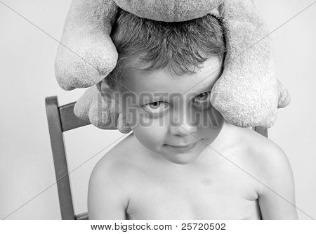 Rapaz agindo bobo com bichinho de pelúcia na cabeça