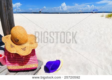 Torba plażowa i wiadra na deptaku przez piękny pobrzeże
