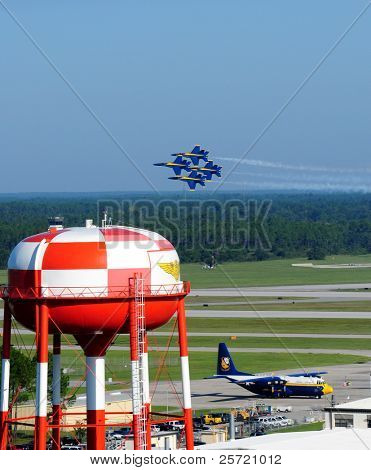 PENSACOLA - AUGUST 27: USA Navy blå engel kæmpe Demonstration Team udfører August 27, 