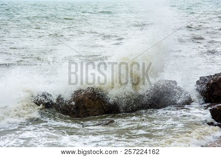 White Sea Waves Hit The Rocks Nateral Seascape