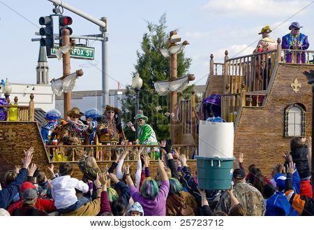 PENSACOLA, FLORIDA - 13 februar: Revelers tigge om perler på Grand Mardi Gras parade i Pensacola