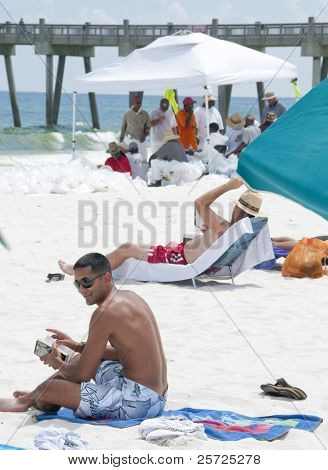 เพนซาโคลาบีช - 23 มิถุนายน: Beachgoers เหลือชายหาดเมื่อ 23 มิถุนายน 2010 ในเพนซาโคลาบีช ชั้น BP 