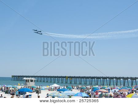 PENSACOLA BEACH - 8 juli: The US Navy Blue Angels flyvning demonstration team udføre over Pensacola