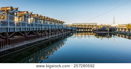 New Orleans, Usa - Nov 28, 2017: Afternoon View Of The 17th Street Canal Pump Station As Viewed From