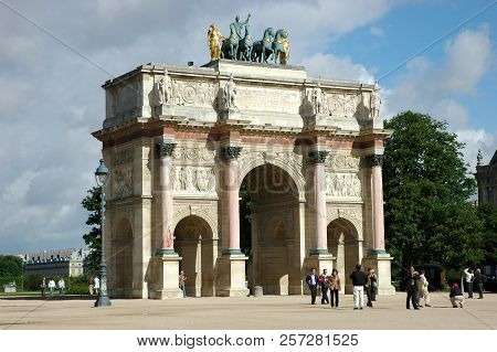 Paris, France-jul 23, 2018: Arc De Triomphe Du Carrousel At The Center Of Place Du Carrousel In The 