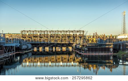 New Orleans, Usa - Nov 28, 2017: Afternoon View Of The 17th Street Canal Pump Station As Viewed From