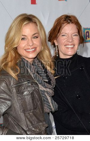 LOS ANGELES - 20 NOV: Jessica Collins, Michelle Stafford arriveert bij de PS kunsten 2011 