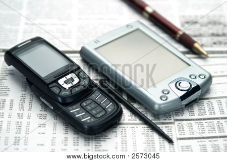 Stylo, poche, Mobile sur le journal.