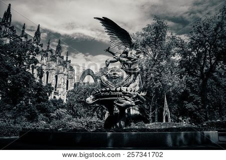 New York, Usa - July 13, 2016: Statue Near St.john Cathedral The 