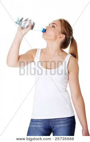 Teen donna bere acqua minerale da bottiglia