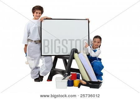 to børn klædt i Bygningsmaler og et whiteboard