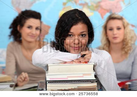 学生の彼女の本でポーズ