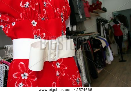 Kırmızı elbise Beyaz kemer