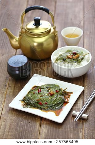 pickled perilla leaves over rice, korean food, kkaennip jangajji
