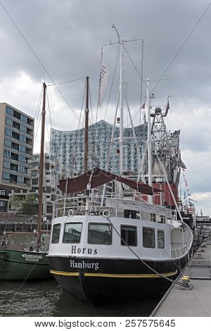 Hamburg, Germany-september 08, 2018: Houseboat In Sandtorhafen In Front Of The Elbphilharmonie In Ha