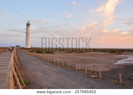 Photo Picture Of A Countryside Desert Dirt Path