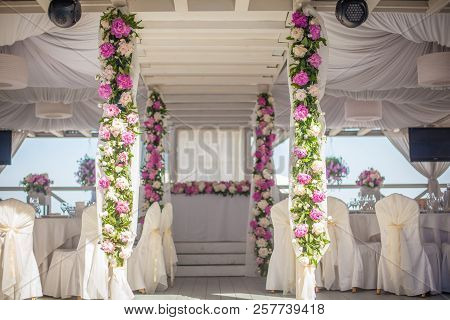 Elegant Flower Decoration On The Table In Restaurant For An Event Party Or Wedding Wedding Table