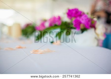 Elegant Flower Decoration On The Table In Restaurant For An Event Party Or Wedding Wedding Table
