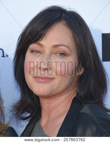 LOS ANGELES - SEP 07:  Shannen Doherty arrives to the Stand Up To Cancer 2018  on September 7, 2018 in Santa Monica, CA                