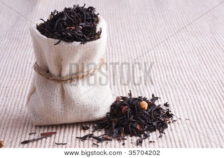 tè nero in piccolo sacchetto