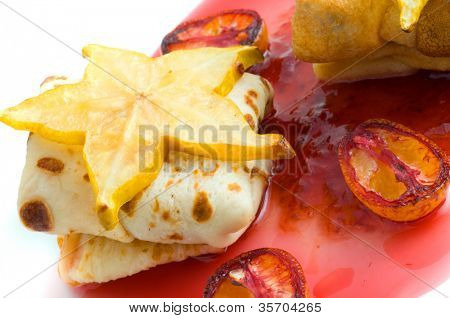 Pancakes con sciroppo e bacche