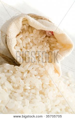 Riso crudo nel sacco piccolo