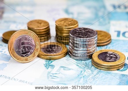 Details Of Banknotes Of 100 Reais From Brazil, And Brazilian Coins, With Selective Focus, Background