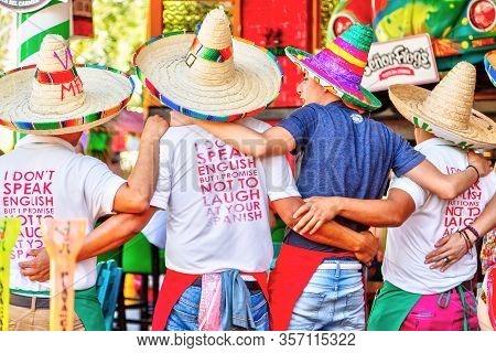 Playa Del Carmen, Mexico - Dec. 26, 2019: Tourists Singing Along With Street Performers On Famous 5t