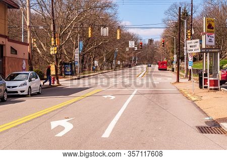 Pittsburgh, Pennsylvania, Usa 3/22/20 Forbes Avenue At The Intersection With South Braddock Avenue O