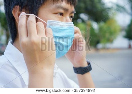 Handsomeman Wearing Face Mask Protect Filter Against Air Pollution (pm2.5) Or Wear N95 Mask. Protect
