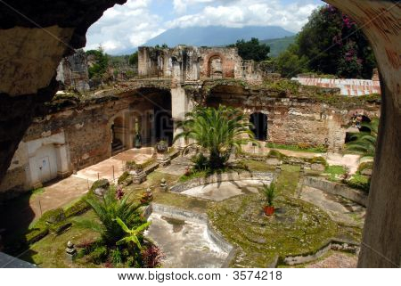 Fontanna Courtyard San Francisco Kościół Antigua Guatemala
