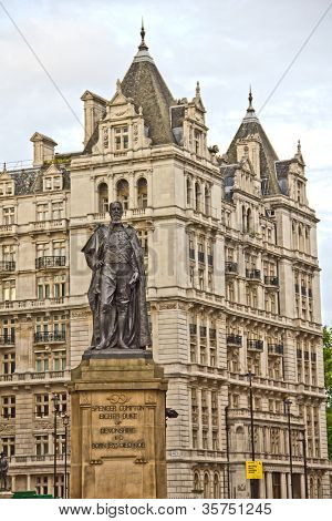 Statue von Herzog von Devonshire in Whitehall, London, GroÃŸbritannien