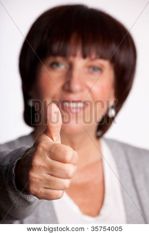 Succes en gelukkig medio volwassen vrouw