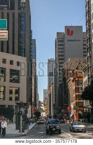 San Francisco, Usa - Sept 20, 2010: Unionbank Logo On Top Of Building Located At The Begining Of Ste