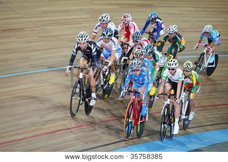 Moskva - 19 augusti: Kvinnliga cyklister rida på banan vid UCI juniorer spår VM på augusti