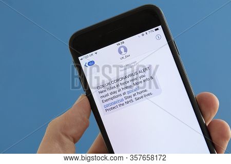 Nottingham, Uk, 25th March 2020, Close Up Of Phone With Government Coronavirus Stay At Home Message