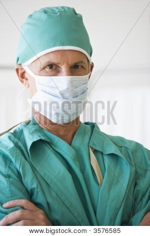 Cerca de médico con máscara en