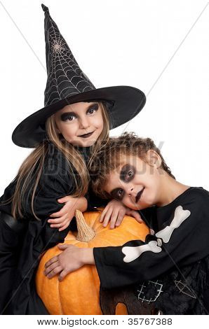 Chlapec a dívka, která nosí kostým halloween s dýní na bílém pozadí