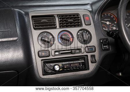 Honda Capa- Close-up Of The Central Control Panel, Monitor With Music And Radio , Adjustment Of The 