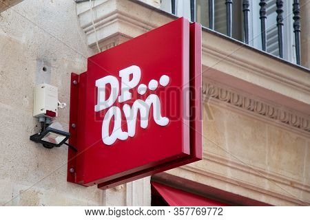 Bordeaux, Aquitaine / France - 11 24 2019 : Sign Shop Du Pareil Au Meme Logo Store Du Pareil Au Même