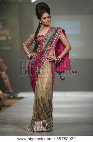 CHENNAI - 21 juli: A model gåture på rampen fremvisning designer Anuradhaa Bisani arbejde under at Ch