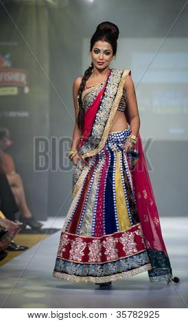 CHENNAI - 21 juli: A model gåture på rampen fremvisning designer Anuradhaa Bisani arbejde under at Ch