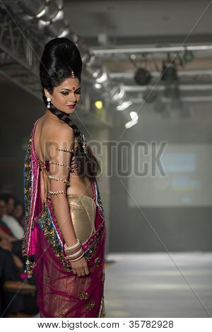 CHENNAI - 21 juli: A model gåture på rampen fremvisning designer Anuradhaa Bisani arbejde under at Ch