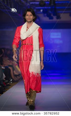 CHENNAI - 21 juli: A model gåture på rampen fremvisning designer Anuradhaa Bisani arbejde under at Ch